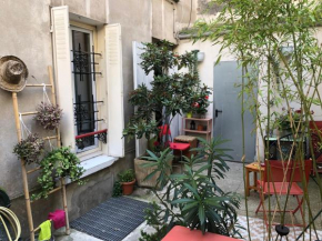 Red Guesthouse,3 Pièces de 40m2,séjour,salle à manger et chambre,2 lits double pour 1,2,3 personnes,Niveau Rez De Chaussée,Entrée côté Rue Berzélius Paris 17,Calme,Vue sur Patio Privé Ombragé-Ligne13 